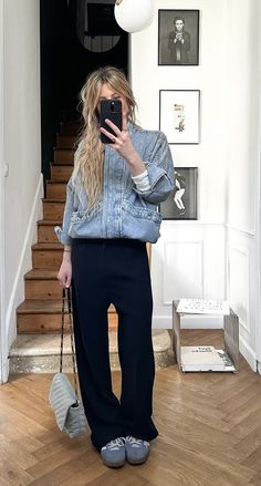 Big Denim Shirt Outfit, Anya Outfit, Layering Street Style, Denim Shirt Outfit, Cold Fashion, Mum Fashion, Style Steal, Classy Work Outfits, Street Style Winter