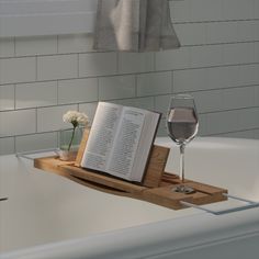 Relaxing bathtub with tub caddy, wine glass and book on top Rustic Bathtubs, Console Designs, Wood Tub, Boho Shelf, Wood Bathtub, Wooden Bathtub, Bathroom Things, Tub Tray, Bath Board