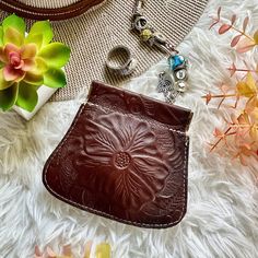 "Introducing our charming small leather floral pouch, the perfect accessory for your everyday adventures! This handmade beauty combines style, functionality, and a touch of personalization, making it an ideal choice for yourself or as a thoughtful gift. Crafted with care from high-quality leather, this small pouch is not just a place to keep your coins, but a versatile treasure that can hold your jewelry, dice, or even serve as a cable holder or charger pouch. Its squeeze frame design offers eas Handmade Personalized Gifts, Leather Floral, Sustainable Leather, Dice Bag, Handmade Beauty Products, Change Purse, Minimalist Wallet, Leather Conditioner, Small Pouches