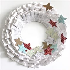 a wreath made out of strips of paper with stars on the front and back side