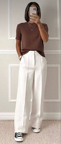 Wide Leg Wedding Outfit, Classic Pants Women Outfit, How To Style Wide Leg Trousers, Tops To Wear With Wide Leg Pants, White Wide Leg Pants Outfit, Stylish Work Outfits, Casual Chic Outfit