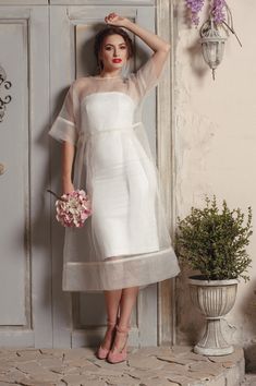 Elegant Wedding Dress With Overlay, White Organza Dress For Mother Of The Bride, Elegant Organza Dress For Bridal Shower, Fitted Wedding Dress With Overlay, Elegant Tulle Dress For Bridal Shower, White Tulle Dresses For Mother Of The Bride, Wedding Dress Buttons, Sheer Gown, Stil Elegant