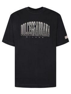 Short sleeves. Silver printed logo. Crew neck.This black Dolce & Gabbana t-shirt embodies urban elegance with a silver embossed logo adding a touch of understated luxury. Perfect for any occasion, from casual to chic.Gender: MenMaterial: 100% COTTONColor: BlackMade in: ImportedProduct ID: G8PN9T G7NWT N0000*Import tax/duty will be calculated at checkout (If applicable) Luxury Letter Print T-shirt For Streetwear, Luxury Monogram Print Crew Neck T-shirt, Black Designer Logo Crew Neck Top, Black Crew Neck Tops With Designer Logo, Black Crew Neck Top With Designer Logo, Luxury Monogram Print Streetwear Top, Luxury Designer Logo T-shirt For Streetwear, Luxury Designer Logo T-shirt With Short Sleeves, Luxury Monogram Print Top For Streetwear