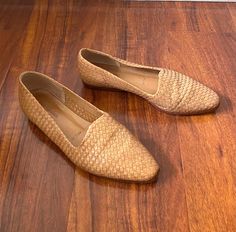 So good! Vtg Nordstroms Brass Plum woven leather flats. Made in Brazil. Barely worn, EXCELLENT quality and condition.  Labeled size 9N but vintage shoes usually runs small so go by measurements: 10.5" from outer back heel to tip, heel .75" *Probably best on an 8.5-ish or an 8 and you can always put heels pads in if needed. Womens Loafers, Woven Shoes, Leather Flats, Vintage Shoes, Ballerinas, Loafers For Women, Flat Shoes Women, Loafer Flats, Shoes Flats