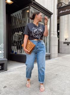 Plus-koon Muoti, Mid Size Outfits, Midsize Outfits, Mom Jeans Outfit, Plus Size Summer Outfits, Mode Inspo, Curvy Girl Outfits, Tee Outfit, Tshirt Outfits