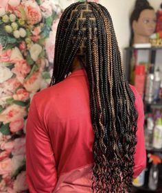 Brown Knotless Box Braids Medium With Curls, Knotless Braids Crinkled Ends, Brown Peekaboo Braids With Curls, Black And Brown Braids With Curls, Black And Brown Knotless, Medium Knotless Box Braids With Curls, Black And Brown Knotless Braids, Black And Brown Box Braids, Knotless Box Braids Medium With Curls