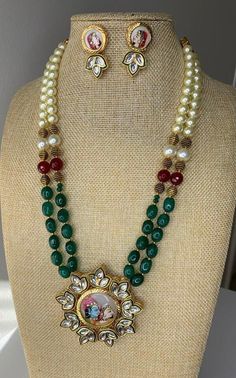 A kundan and minakari necklace with semiprecious emerald stones. This necklace can be worn on both the sides. It has beautiful minakari work on the other side. It comes with equally gorgeous earrings and mang tika. Mang Tika, Meenakari Necklace, Peach Necklace, Ruby Bangles, Kundan Jewellery Bridal, Kundan Jewellery Set, Silver Necklace Set, Diy Jewelry Inspiration, Agate Pendant Necklace