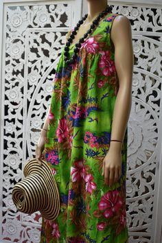 This dress is so rad! Gorgeous vivid colors and print. Sure to wow from Farmers market trips with your fave straw hat and market bag or at a summer barbeque. Dress it up with jewelry and platform sandals for a festival or concert. Ex ellent vintage condition. Summer Barbeque, Hawaiian Print, Printed Maxi, Market Bag, Straw Hat, Printed Maxi Dress, Vintage 70s, Platform Sandals, Saree