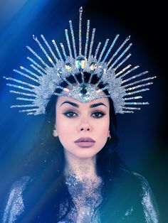 Silver queen Met Gala Halo Crown Snow Crown, Snow Queen Crown, Ice Crown Diy, Space Crown, Ice Queen Crown, Head Piece Fashion, Halo Crown Headpieces, Space Queen, Halo Crown