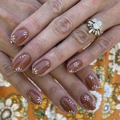 Short Fall Manicure Ideas, Neutral Nails Floral, Natural Nail Fall Designs, Spring Gel Manicure Short Nails, Boho Neutral Nails, Easy Fall Gel Nails, Easy Short Fall Nails, Subtle Floral Nails, Terracotta Wedding Nails