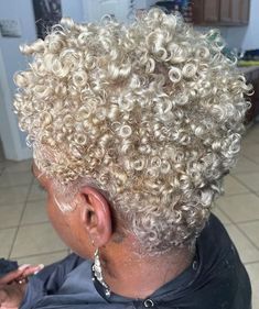 Blonde Curly Hair Black Women Short, Blond Natural Hair Black Women, Ash Blonde Natural Hair, Blonde Hair Black Women Natural, Color Hair Ideas For Black Women, Blonde Short Hair Black Women, Platinum Blonde Hair Black Women, Dyed Short Natural Hair, Curly Twa