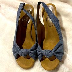 Aerosoles Zen Garden Denim Blue Canvas Sling Back Wedge - Memory Foam Footbed - Size 8w - Adorable Knot Near Toe Bed. Brand New In Box! Wide Sandals, Slip On Wedge Sandals, Brown Flip Flops, Orange Sandals, Black Platform Sandals, Woven Shoes, Ankle Strap Sandals Heels, Velvet Heels, Cork Wedges Sandals