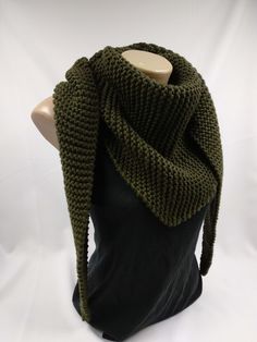 a mannequin head wearing a green knitted scarf on top of a white background