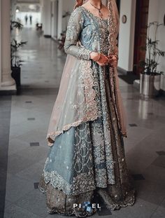 Middle Eastern Wedding, Valima Bride, Eastern Wedding, Pakistani Traditional, Tattoos Quotes, Design Tattoos, Middle Eastern Fashion, Wedding Lehenga Designs, Modesty Fashion