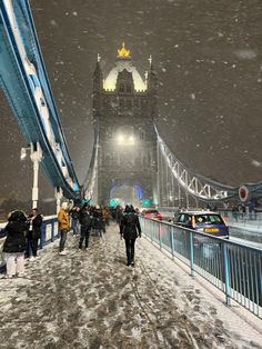 snow in london London Uk Photography, London In Winter Pictures, London Snow Aesthetic, Christmas Uk Aesthetic, London During Winter, London On Christmas, London Life Aesthetic Winter, Xmas In London, Uk In Winter