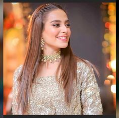 Jewelry For Wedding Guest, Mehndi Hairstyles, Easy Party Hairstyles, Traditional Hairstyle, Iqra Aziz, Simple Wedding Hairstyles, Hairstyles For Layered Hair, Open Hairstyles, Wedding Guest Hairstyles