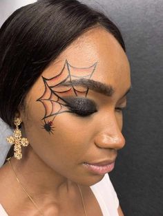 Quick And Easy Halloween Makeup Looks, Kid Witch Makeup, Kids Witch Makeup Halloween, Spider Man Eye Makeup, Super Easy Halloween Makeup, Simple Halloween Face Makeup, Cute Makeup Halloween, Halloween Looks Makeup Easy, Small Halloween Makeup