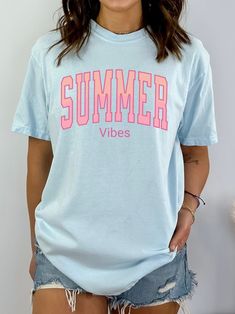 Hello summer! Introducing our Summer Vibes T-Shirt, the perfect companion for those sun-soaked adventures. It's a popular comfort colors shirt. Embrace the spirit of the season with this cute summer vacation tee. Whether you're hitting the beach, exploring new destinations, or simply enjoying a laid-back summer, this t-shirt is a must-have addition to your wardrobe. Its fun bold lettering design captures the essence of carefree days and warm nights.  Get ready to soak up the sun and radiate thos Beach Tshirts, Beach Tanks Tops, Summer Funny, Bold Lettering, Chic Shirts, Tropical Shirts, Graphic Tank Tops, Beach T Shirts, Beach Chic