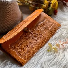 Discover our collection of handmade wallets - the perfect gifts for women who appreciate style and functionality!  Our credit card wallets for women are crafted with genuine leather, offering a chic and durable solution for organizing your essentials.  Whether you're looking for a personalized touch or love the timeless elegance of embossed leather, our wallets have got you covered.  Say goodbye to rummaging through your purse - our money purse designs keep your cash and cards neatly organized. Leather Wallets For Women, Money Purse, Thoughtful Gifts For Her, Card Purse, Estilo Hippie, Handmade Wallets, Handmade Leather Wallet, Wallet Gifts, Credit Card Wallet