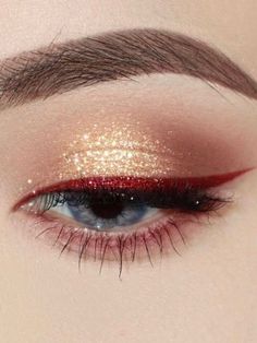 Christmas eyeshadow look: gold glitter and a red liner Christmas Makeup Inspiration, Makeup Ideas For Christmas, Simple Christmas Makeup Looks Natural, Christmas Day Makeup Look, Xmas Makeup Simple, Makeup For Christmas Party, Christmas Makeup Tutorial Step By Step, Cute Christmas Eyeshadow Looks, Christmas Party Make Up Looks