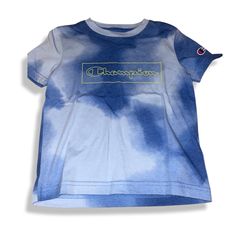 Show Your Style With This Unique Champion Crewneck T-Shirt In Tie Dye Blue! This T-Shirt Features A Bold Logo, Perfect For Making A Statement. Size: 4t Fit: Regular The Classic Crewneck Design Makes It Easy To Pair With Any Outfit. It’s Made From High Quality Fabric Material For An Extra Layer Of Comfort And Breathability. Whether You're Going Out Or Just Lounging Around The House, This T-Shirt Will Keep You Looking Good. Make Your Purchase Today And Become The Champion Of Style! -Champion -Logo Light Blue Logo Print T-shirt For Summer, Summer Light Blue T-shirt With Logo Print, Blue Summer Shirt With Logo Print, Tie Dye Blue, Champion Crewneck, Champion Shorts, Light Blue Shorts, White Tee Shirts, Crewneck Design