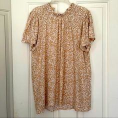 Everleigh Short Sleeve Floral Blouse With Smocked Neck Detail. Cream And Tan Floral. Lightweight Easy Top. Nwt. New With Tags. Missing Neck Button. Women's Size Small. *Bundle With Other Items In My Closet For An Extra Discount.* Casual Beige Blouse With Smocked Back, Beige Smock Top Casual Style, Casual Beige Smock Top, Black Sleeveless Blouse, Lace Sleeveless Top, Black Sheer Top, Hem Blouse, Balloon Sleeve Blouse, Yellow Blouse