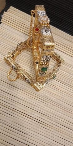 Pakistani Gold Jewelry, Gold Kangan, African Beaded Bracelets, Neck Pieces Jewelry, Diamond Bangles, Diamond Bracelet Design, Jewellery Bridal, Expensive Jewelry Luxury