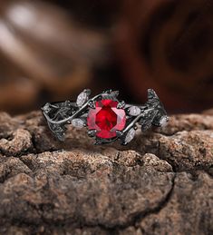 Vintage Black Gold Round Ruby Engagement Ring, Moissanite Rhodium Black Promise Ring, Gothic Black Gold Leaf Witchy Ring, Anniversary Gift ♑ material:925 sterling silver 10k,14k,18k ♑ Band color:black     ♑Center Stone: Ruby ♑Size: 6.5 mm ♑Shape: Round Cut ♑Carat: approx 1ct ♑Side Stone: Moissanite ♑Carat: approx 0.60 ct ♑Color: G-H ♑Clarity: VS-SI ♑Total Weight: about 2.6g ♑ style:Gothic     ♑ customizable：yes     ♑Situation:Anniversary,birthday,valentine,party,gifts,cocktail,anniversary ring,engagement ring,wedding ring,     ♑ Band width:1.7mm     ♑ Strap thickness:1.3mm     Additional services:  1. Custom Order  2. All Sizes  3. Engraving Service  4. Rush Order  5. Upgrade Shipping  6. Payment Plan      I ♑f you are in the US, it usually takes 1-3 weeks to make and 3-6 days to ship. Witchy Ring, Valentinstag Party, Engagement Ring Moissanite, Valentine Party, Style Gothic, Ruby Engagement Ring, Payment Plan, Ring Moissanite, Large Ring