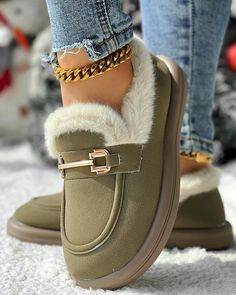 Army green Holiday Slippers, Long Hair Designs, Cozy Boots, Boots Patterns, Chic Type, Winter Snow Boots, Estilo Chic, Round Toe Heels, Slipper Shoes