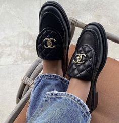 Tory Burch Loafers, Lux Fashion, Moccasin Shoes, Loafers Outfit, Moccasins Shoes, Shopping Chanel, Black Loafers, Party Style