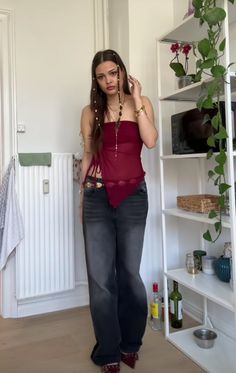 baggy jeans red outfit inspo girl Gold jewelry aesthetic Baggy Concert Outfit, Red And Jeans Outfits, Straight Baggy Jeans Outfit, Red Fits Aesthetic, Red Bag Outfit Ideas, Red Dress Gold Jewelry, Brown Flare Jeans Outfit, Fem Outfits Aesthetic, Baggy Jeans Outfit Girl