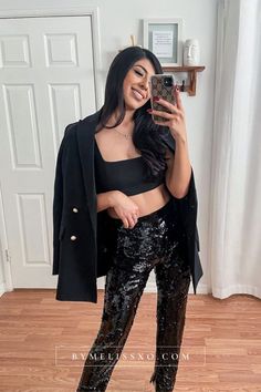 Sequin Skirt Outfits, Classy New Years Eve Outfit, New Years Outfits Parties, Nye Party Outfit, Sequin Clothing, Sequin Outfits, Tops Classy, Sequin Skirt Outfit, New Years Eve Party Outfits