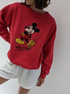 Vintage 90s nostalgic perfectly worn in Mickey Mouse pullover features a round neckline with micro ribbed detailing and an embroidered Mickey Mouse logo on the front. Perfectly paired with our waffled cotton shorts, your favorite ball cap, new balances, and your gold-toned jewelry. Tag reads Mickey Inc Subtle spots of lightening at the front middle. Vintage Disney Crewneck, Old Money Disney Outfits, Chic Disneyland Outfits, Vintage Disney Sweatshirts, Mickey Sweatshirt Outfit, Disneyland Outfits Fall, Disney Outfits Aesthetic, Disney February, Halloween Disney Outfits