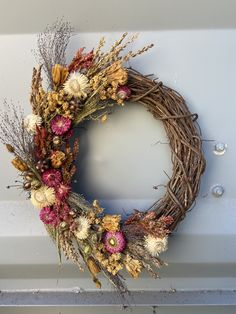 a wreath made with dried flowers in a fall palette Pumpkin Flower Centerpiece, Halloween Diy Ideas, Home Door Decor, Door Decor Halloween, Pumpkin Floral Arrangements, Wreath For Fall, Fall Centerpieces, Craft Halloween