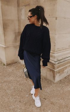 Slip Skirt Office Outfit, Slipdress Streetstyle Winter, Black Midi Skirt Outfit Winter, Black Satin Skirt Outfit Winter, Charleston Fits, Satin Skirt Outfit Fall, Black Slip Skirt Outfit, Satin Midi Skirt Outfits, Navy Skirt Outfit