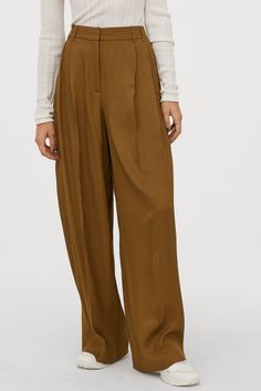 Women Pants Outfit, Pant Outfits For Women, Khaki Pants Outfit, Straight Leg Khakis, Pant Trends, Wide Trousers, Brown Pants, Mode Inspiration