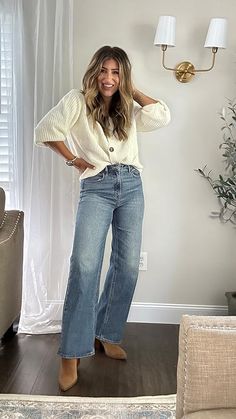 Wide Leg Jean Office Outfit, Light Colored Wide Leg Jeans Outfit, Sweater Flare Jeans Outfit, Classic Winter Fashion, Frame Jeans Outfit, Wide Leg Jeans Outfit With Boots, Women Bootcut Jeans Outfits, Wide Leg Jeans And Boots Outfit, Wide Leg With Boots