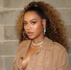 Beyonce Brown Hair, Beyonce Ponytail, Beyonce Curly Hair, Curly Half Up Half Down, Beyonce 2013, Beyonce Hair, Sun King, Blonde Ponytail, Half Ponytail