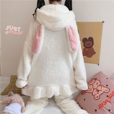 Fabric: Coral fleececolor: WhiteSize: One sizePajamas: chest: 96m, shoulder width: 40cm, sleeve length: 54cm, dress length: 66cmPajama pants: waist: elastic, hip: 96cm, pants length: 95cmTips: 1cm = 0.3937inch