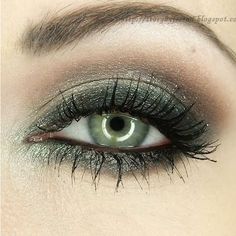 Dark Green And Gold Eye Makeup, Soft Emerald Green Makeup, Eye Make Up For Green Eyes, Green Eye Shadow Looks, Dark Green Eye Makeup, Eye Shadow For Green Eyes, Emerald Green Eye Makeup, Green Eye Makeup Looks, Dark Green Makeup