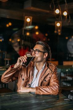 Men Drinking Beer Photography, Wine Portrait, Foto Bar, Bar Photoshoot, Beer Photography, Mens Photoshoot Poses, Portrait Photography Men, Shotting Photo, Men Photoshoot