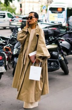 Paris Fall Fashion, Mode Dope, Street Style Paris Fashion Week, Beige Outfit, Paris Fashion Week Street Style, Sweater Trends, Europe Fashion, Looks Street Style, Street Style Paris