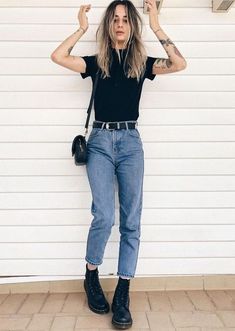 Photography Shirts, Street Style Vintage, Doc Martens Outfit, Mom Jeans Outfit, Street Style Photography, 90's Fashion, Cooler Look, Outfit Jeans, Street Fashion Photography