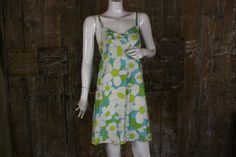 "Super cute vintage sundress, made in 1960s by Sea Weeds. Made from a cotton fabric in a fab blue, green and white daisy print, it`s perfect for summer days on the beach. It has shoestring straps, a closely fitted bodice with built in bra, and a short A-line skirt. Measures 32\" bust, 27\" waist, 34\" hips. Length 35\" from shoulder to hem, 24\" from underarm to hem. There is a tiny mark on the bodice front, but overall in very good vintage condition." 60s Cocktail Dress, Jersey Evening Dress, Vintage Sundress, Printed Beach Dresses, Green Daisy, Robes Vintage, Halter Neck Maxi Dress, White Daisy, Maxi Dress Evening