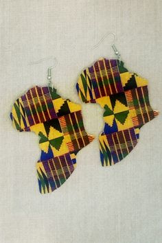 Cute ethnic earrings.  Guaranteed to jazz up a boring outfit. Africa Earrings, African Print Tops, African Accessories, African Earrings, Fabric Earrings, Beaded Jewelry Designs, Earrings Large, Ethnic Earrings, Boring Clothes