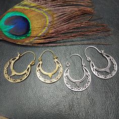 Petites Boucles d'Oreilles Créoles Ethniques en Laiton Argenté ou Doré. Ces Créoles sont Ajourées Et Très Légères. Style Epuré mais le Cercle est Décoré de Motifs de Points et de Volutes  pour Donner Un Style Plus Bohême mais ces Anneaux agrémenterons tous les Styles. Ces Boucles d'Oreilles Créoles sont très Elégantes et elles Illumineront votre Visage. Elles sont Fabriquées à partir de Laiton. A Porter au Quotidien ou quelle que soit l'Occasion. Indispensables pour Booster une Allure, elles Att Bohemian Crescent Hoop Earrings With Ear Wire, Bohemian Crescent Hoop Earrings Nickel Free, Handmade Crescent Bohemian Hoop Earrings, Bohemian Crescent Metal Earrings, Bohemian Chandbali Hoop Earrings With Intricate Design, Silver Crescent Bohemian Hoop Earrings, Bohemian Filigree Hoop Earrings, Bohemian Filigree Hoop Earrings For Festival, Chic Woman