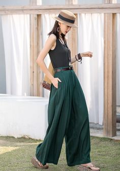 Pleated Pants Women, Linen Trousers Outfit, Green Linen Trousers, Dark Green Pants, Fashion 2025, Outfit Elegantes, Chiffon White Dress, Curvy Style, Pants Skirt