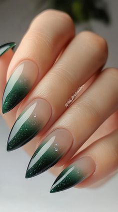 22 Must-Try Green Nail Designs for a Perfect Fall Manicure | Lookosm Nude And Green Nails, Nail Design Green, Fall Green Nails, Gradient Manicure, Black Ombre Nails, Gradient Nail Design, Sophisticated Nails, Nails Acrylic Coffin, Emerald Nails