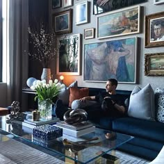 Living room filled with works of art. Eran Dahan Real Estate Broker. Traditional Design Living Room, Glamour Decor, Blue Couch, Classy Living Room, Design Salon, Eclectic Living Room, Traditional Living, Traditional Living Room