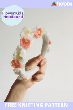 a hand holding a knitted flower headband with text overlay that reads, free knitting pattern